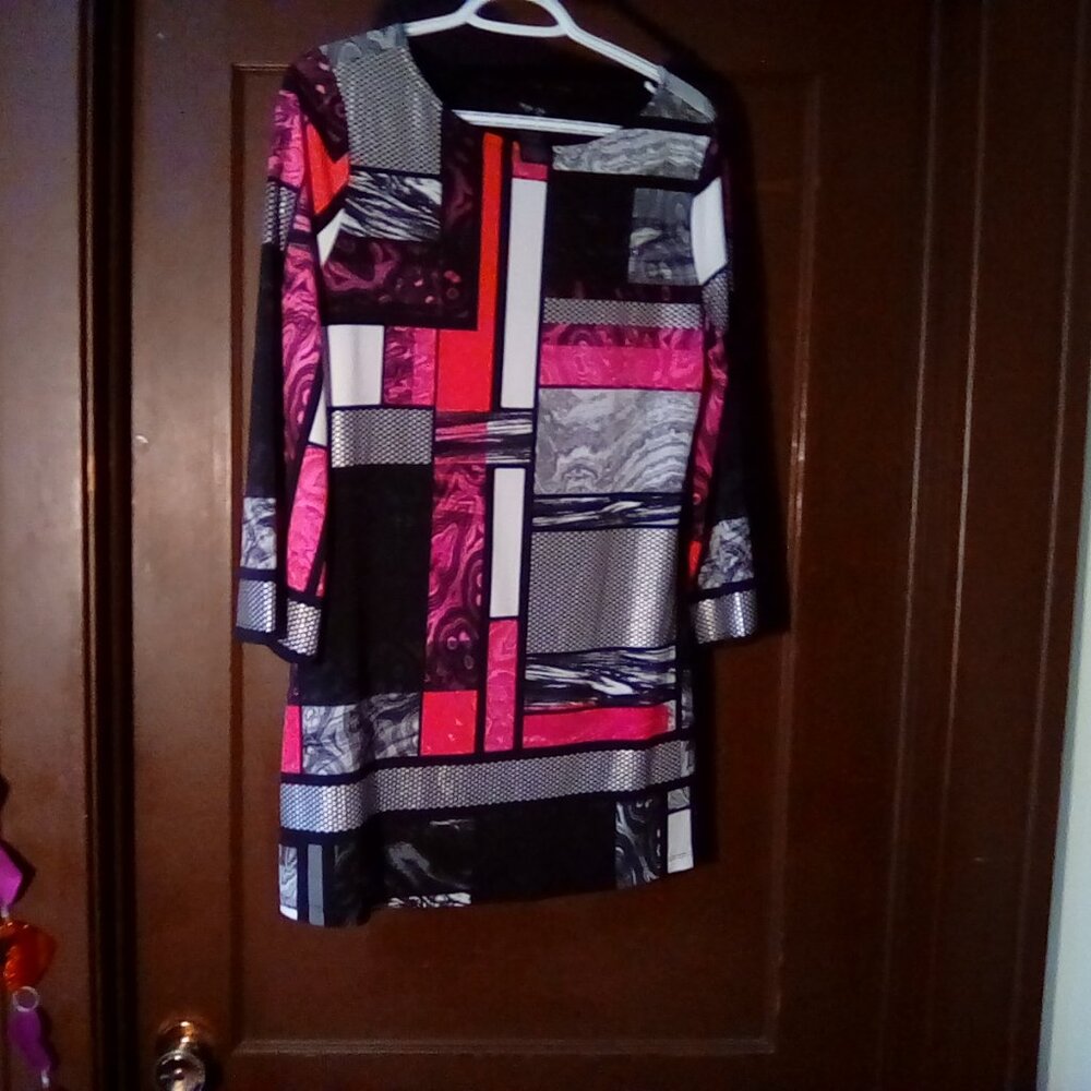 Women's pattern 3/4 length sleeve top